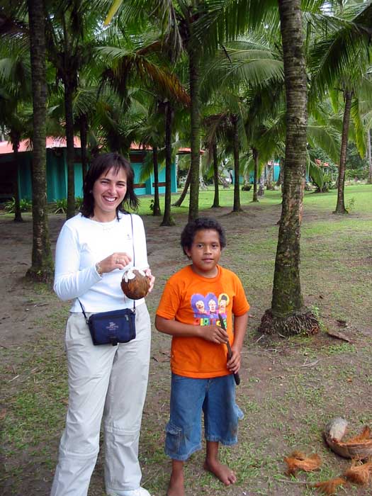 Tortuguero - Montse comprando coco
