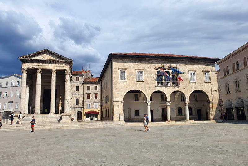 Pula - Templo de Augusto y Ayuntamiento