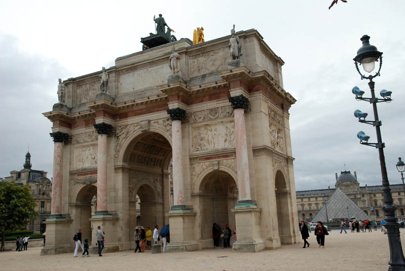 Jardin des Tulleries - Arc du Carrousel and Louvre Pyramid