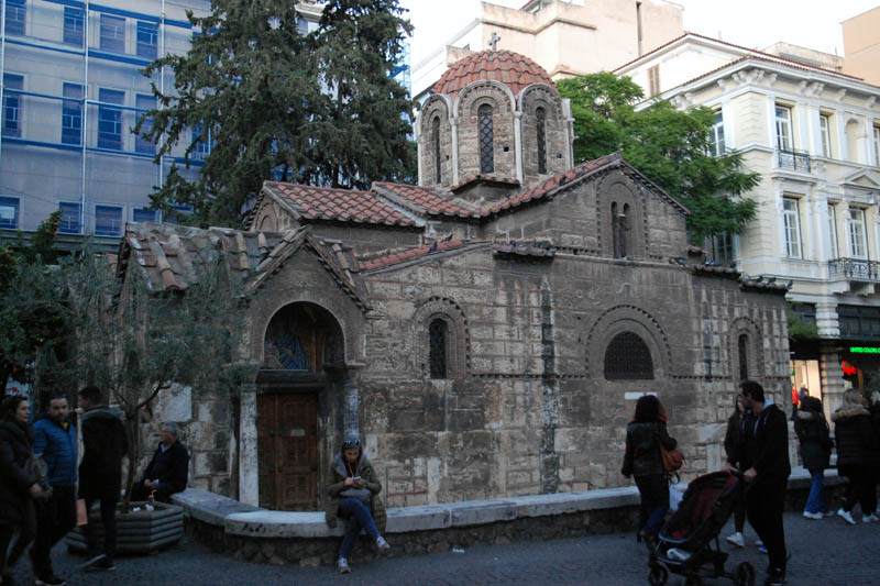 Atenas - Iglesia de Panaghia Kapnikarea en la calle Ermou