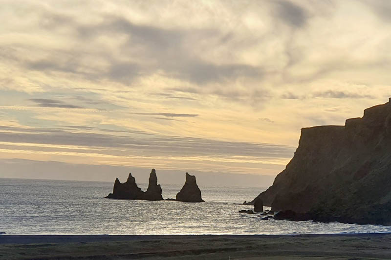 Vík - Los tres troles (Reynisdrangar)