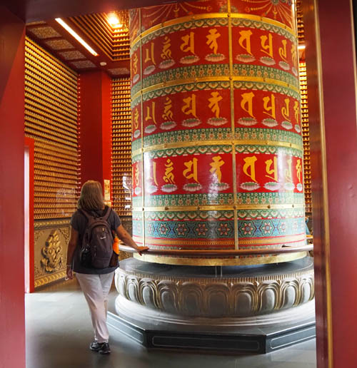 Templo de la Reliquia del Diente de Buda - Rueda de oracion
